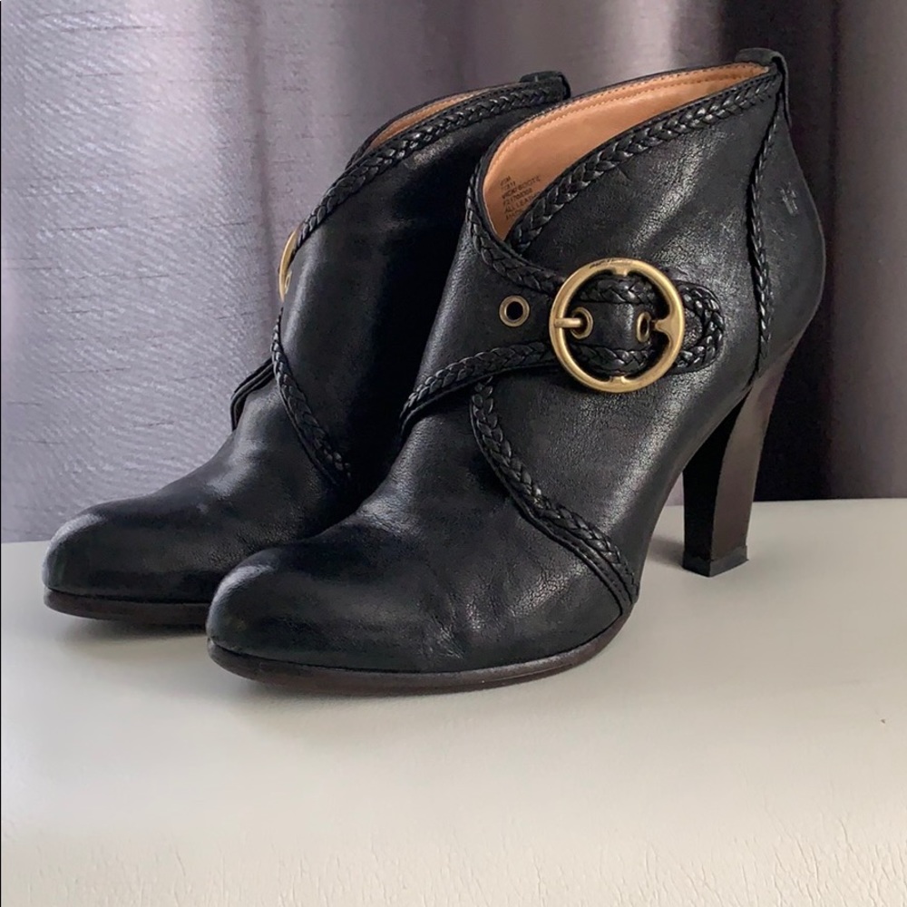 Frye Vicki black leather ankle bootie. Size 8,5.